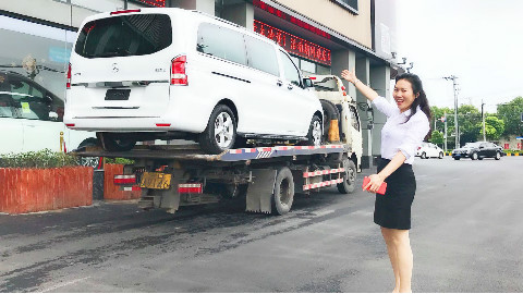 家中豪车无数的老板,为什么偏爱这台保姆车?看到内饰你就明白了